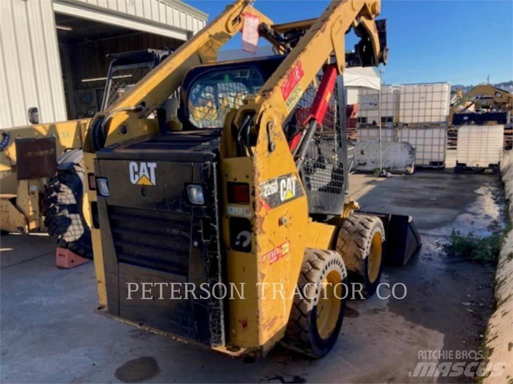 CAT 226D لوادر انزلاقية التوجيه