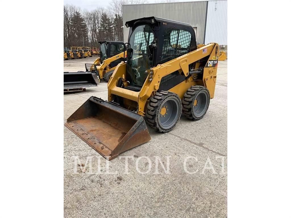 CAT 226D لوادر انزلاقية التوجيه