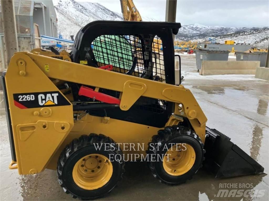 CAT 226D لوادر انزلاقية التوجيه