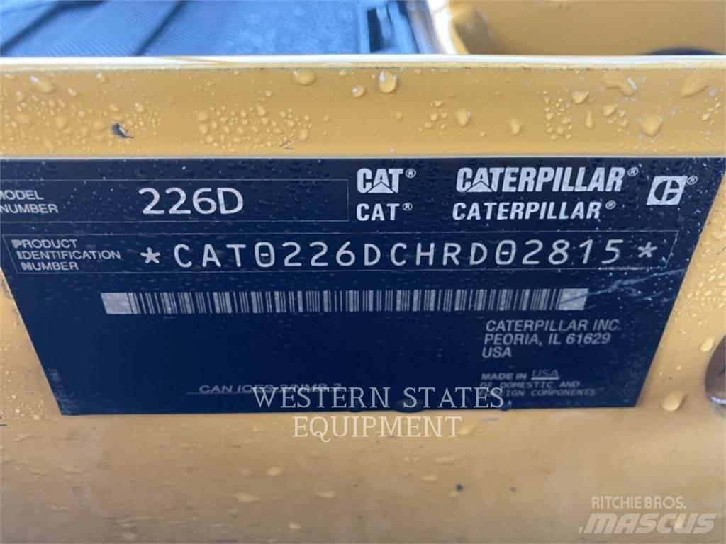 CAT 226D لوادر انزلاقية التوجيه