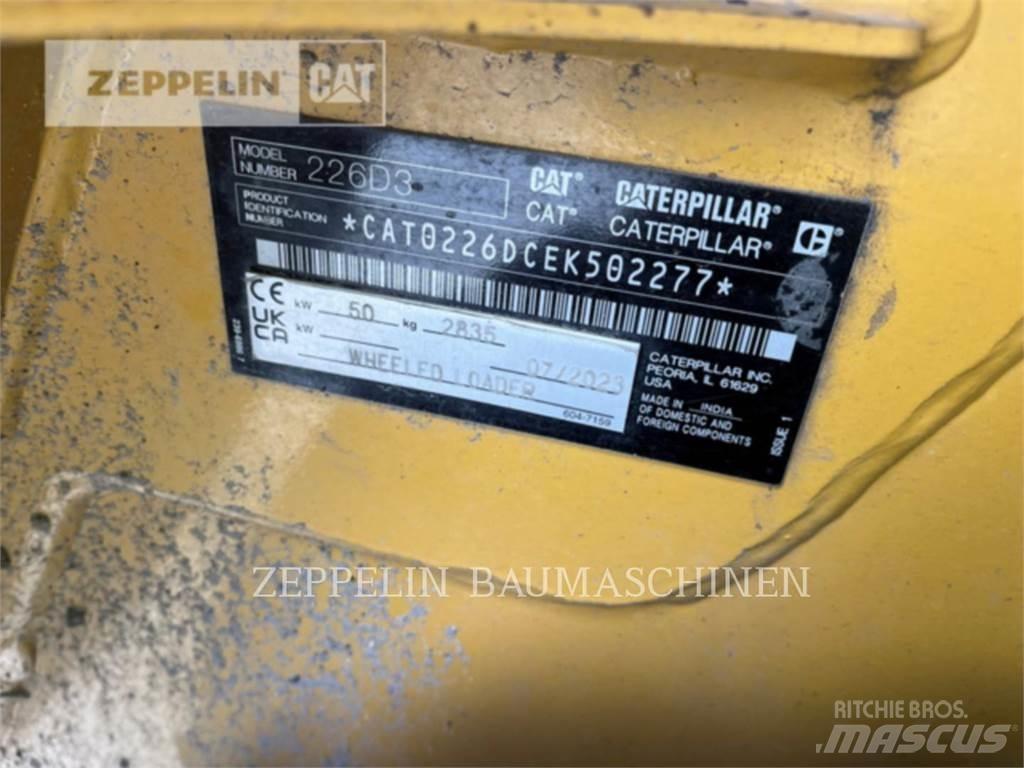 CAT 226D لوادر انزلاقية التوجيه