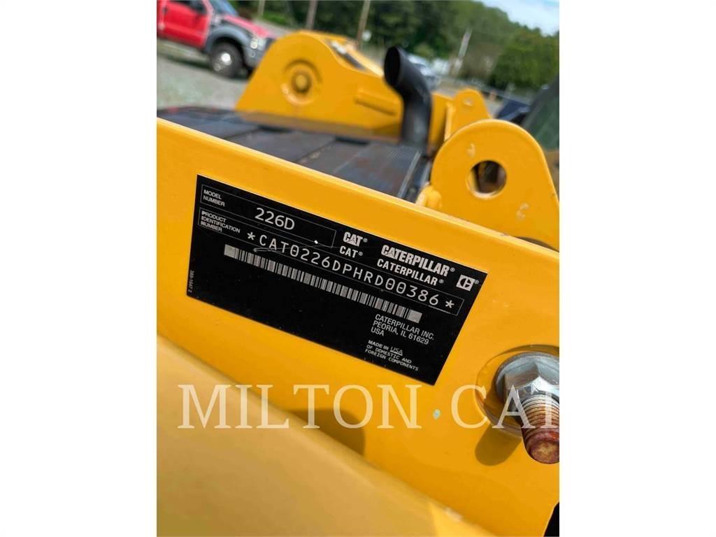 CAT 226D لوادر انزلاقية التوجيه
