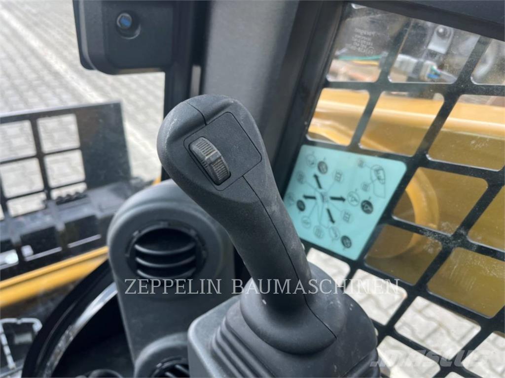 CAT 226D لوادر انزلاقية التوجيه