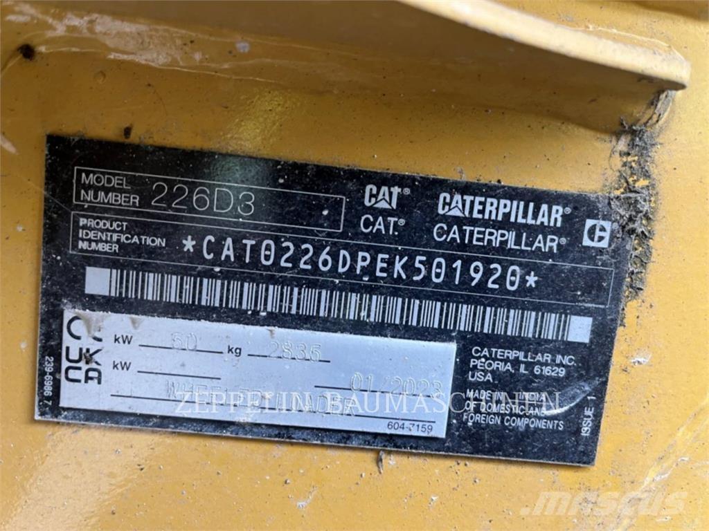 CAT 226D لوادر انزلاقية التوجيه