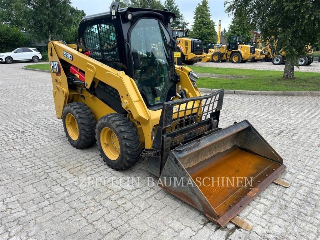 CAT 226D لوادر انزلاقية التوجيه