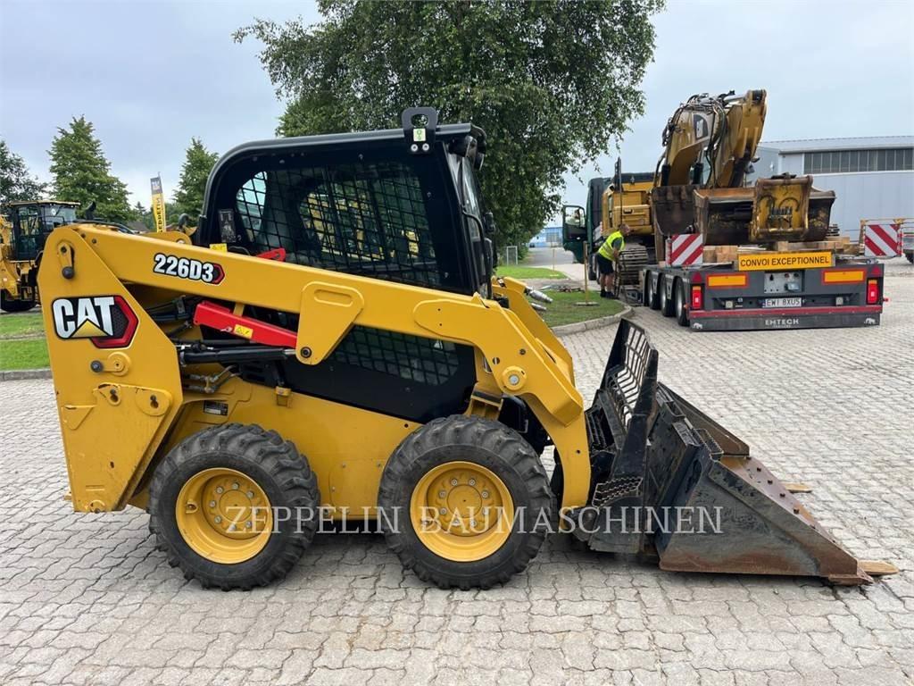 CAT 226D لوادر انزلاقية التوجيه