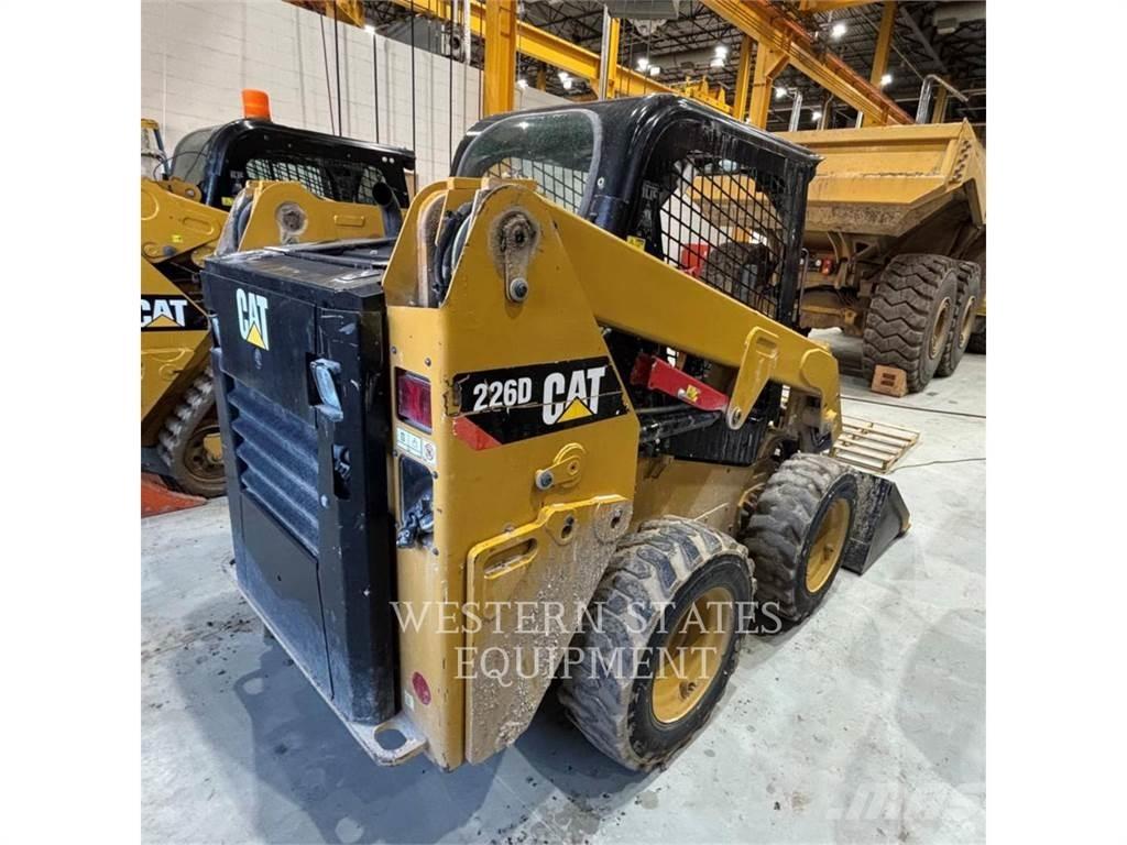 CAT 226D لوادر انزلاقية التوجيه
