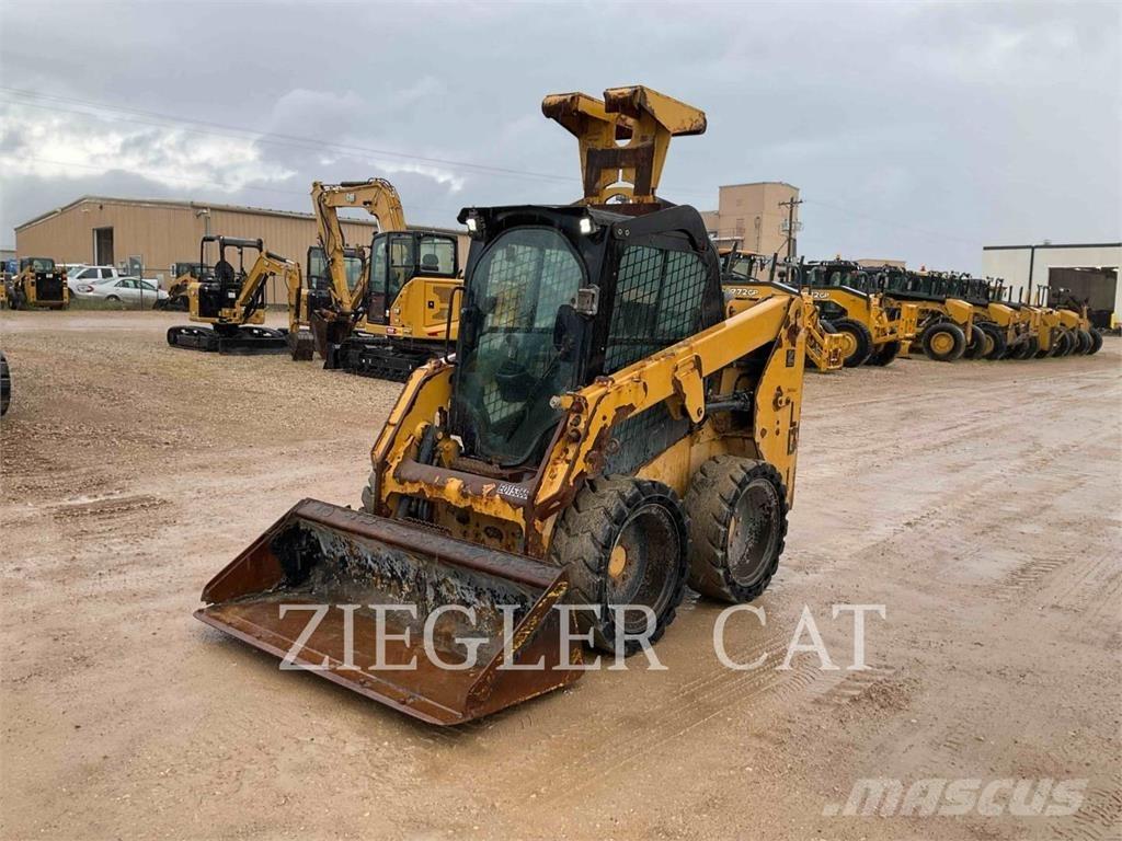 CAT 226D لوادر انزلاقية التوجيه