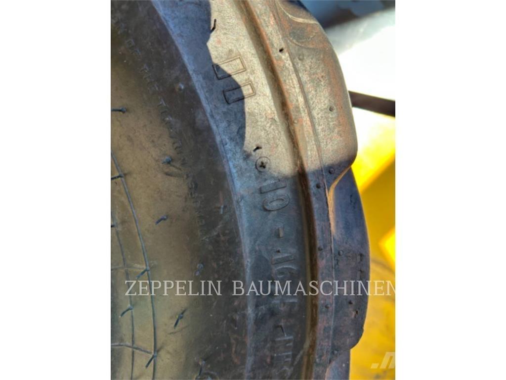 CAT 226D لوادر انزلاقية التوجيه