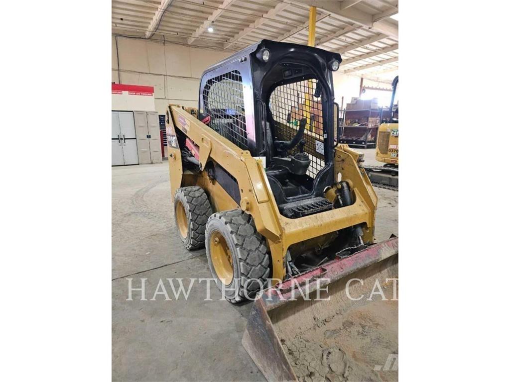 CAT 226D لوادر انزلاقية التوجيه