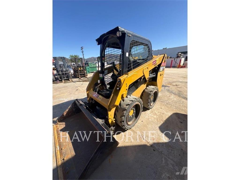 CAT 226D لوادر انزلاقية التوجيه