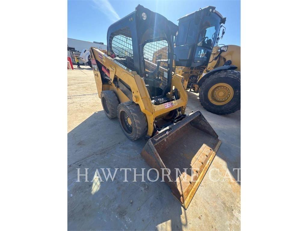 CAT 226D لوادر انزلاقية التوجيه