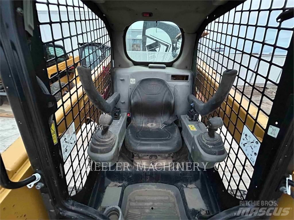 CAT 226D C1-H2 لوادر انزلاقية التوجيه