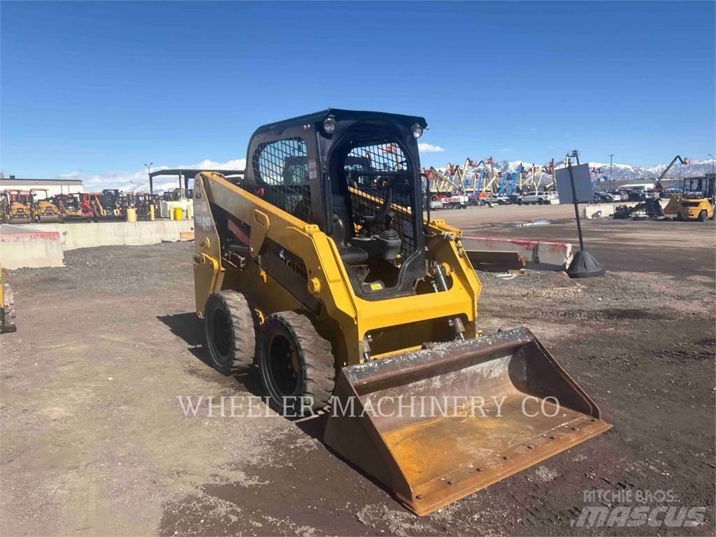 CAT 226D C1-H2 لوادر انزلاقية التوجيه