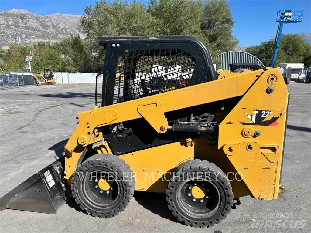 CAT 226D C1-H2 لوادر انزلاقية التوجيه