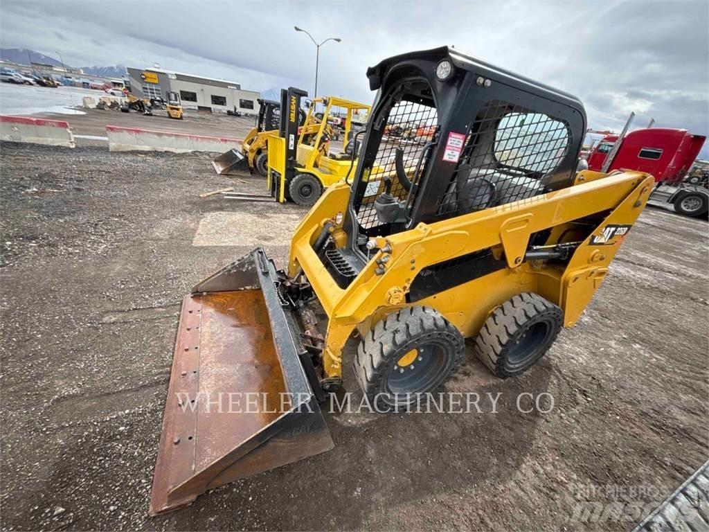 CAT 226D C1-H2 لوادر انزلاقية التوجيه