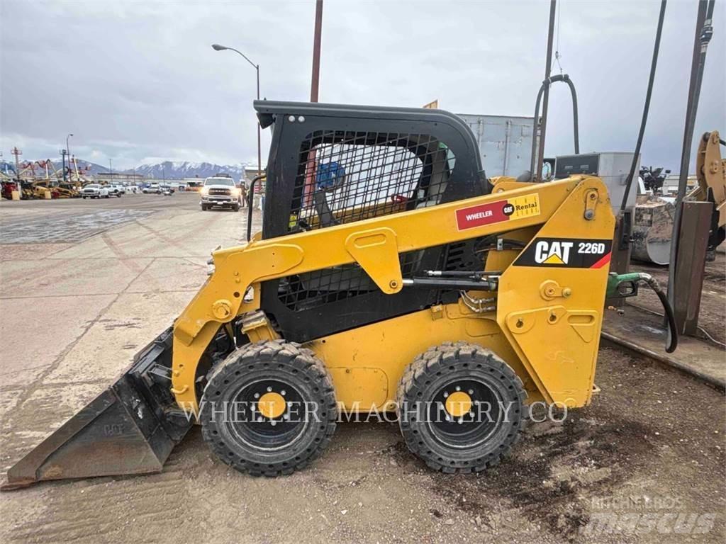 CAT 226D C1-H2 لوادر انزلاقية التوجيه