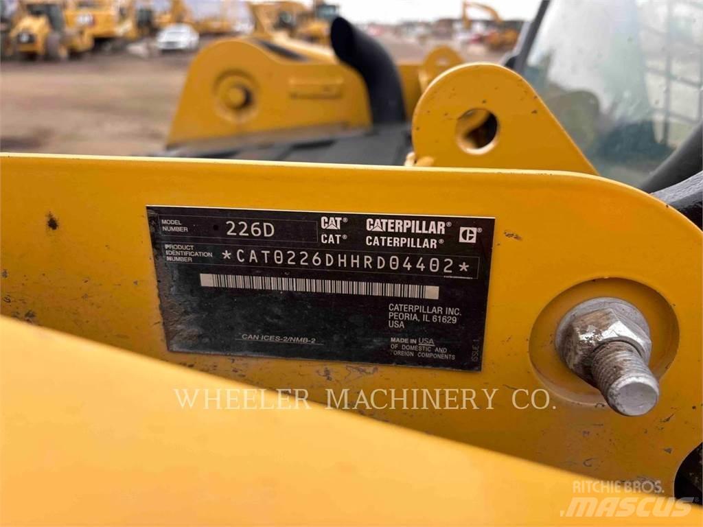 CAT 226D C1-H2 لوادر انزلاقية التوجيه