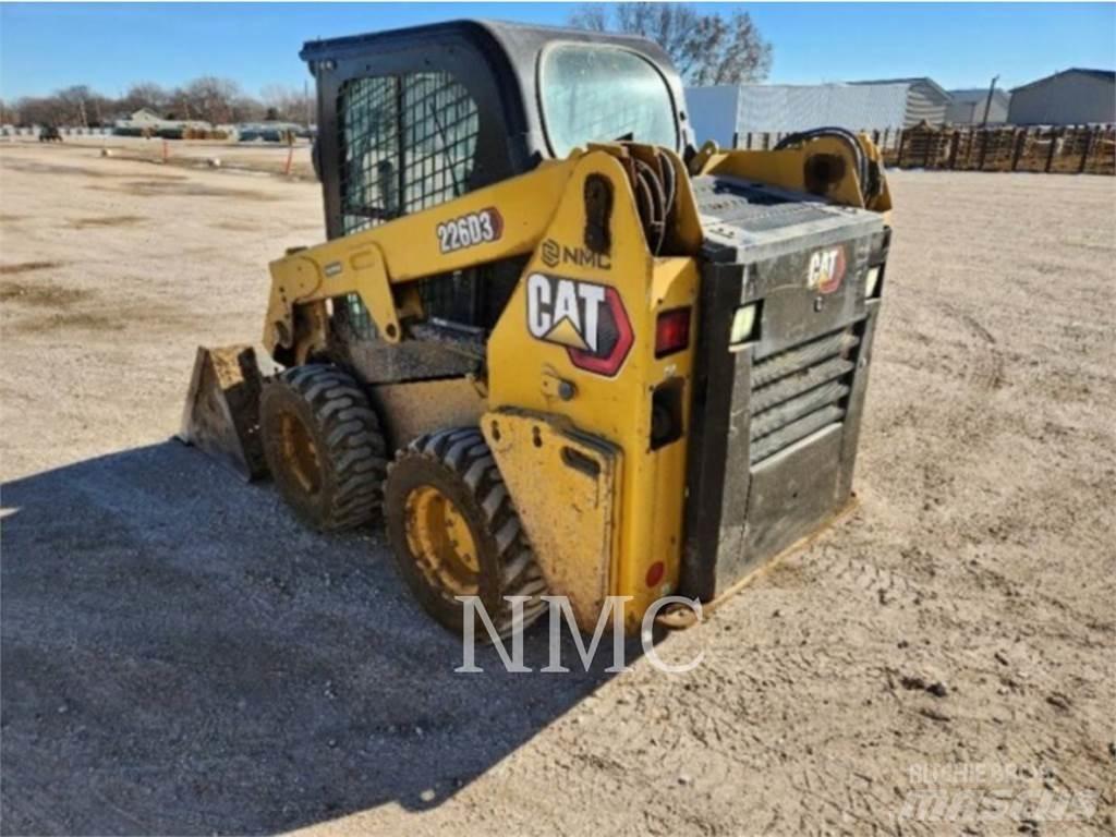 CAT 226D3 لوادر انزلاقية التوجيه