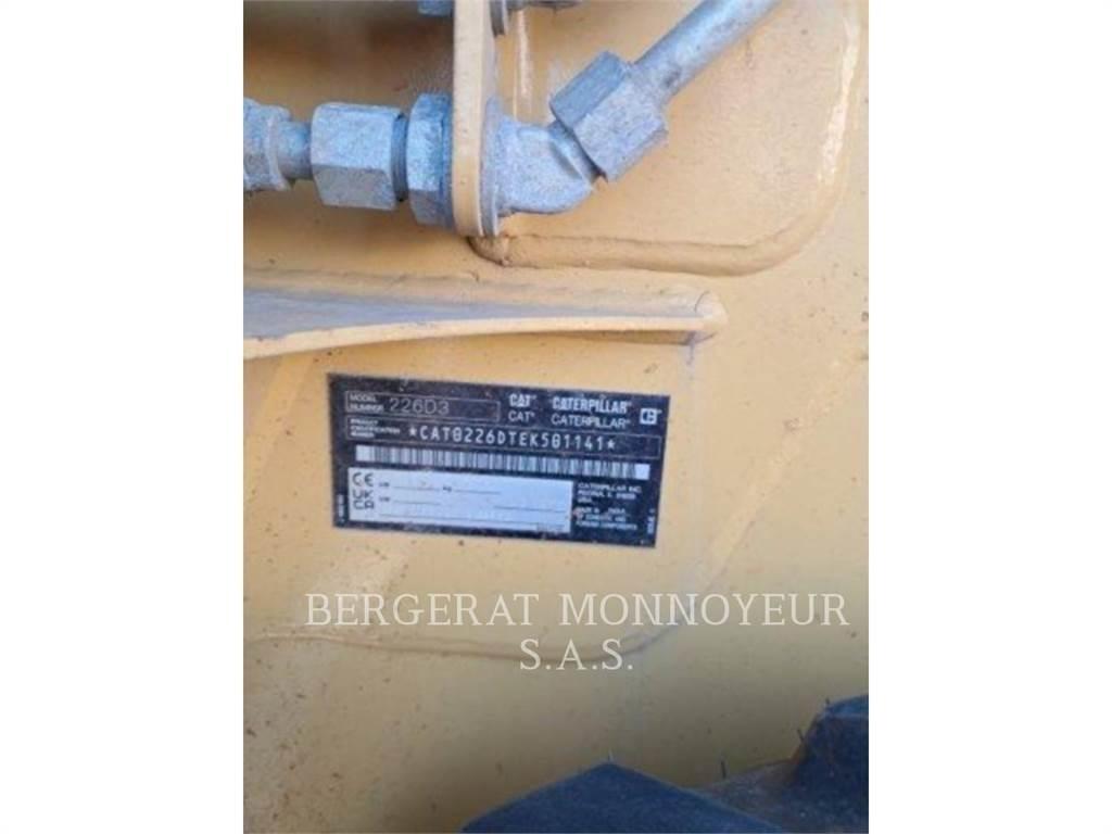 CAT 226D3 لوادر انزلاقية التوجيه