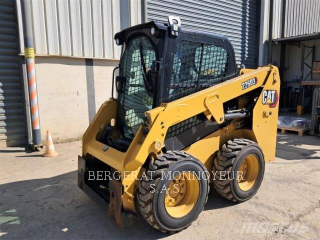 CAT 226D3 لوادر انزلاقية التوجيه