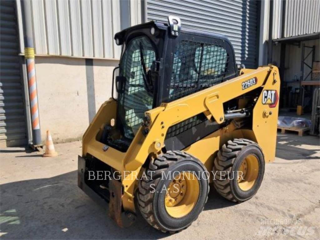 CAT 226D3 لوادر انزلاقية التوجيه