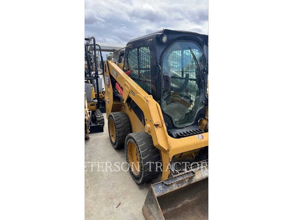 CAT 226D3 لوادر انزلاقية التوجيه