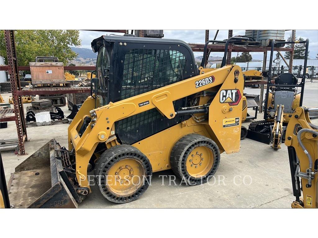 CAT 226D3 لوادر انزلاقية التوجيه