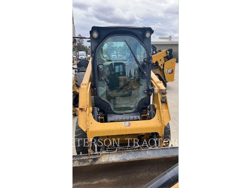 CAT 226D3 لوادر انزلاقية التوجيه