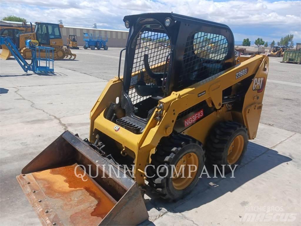 CAT 226D3 لوادر انزلاقية التوجيه