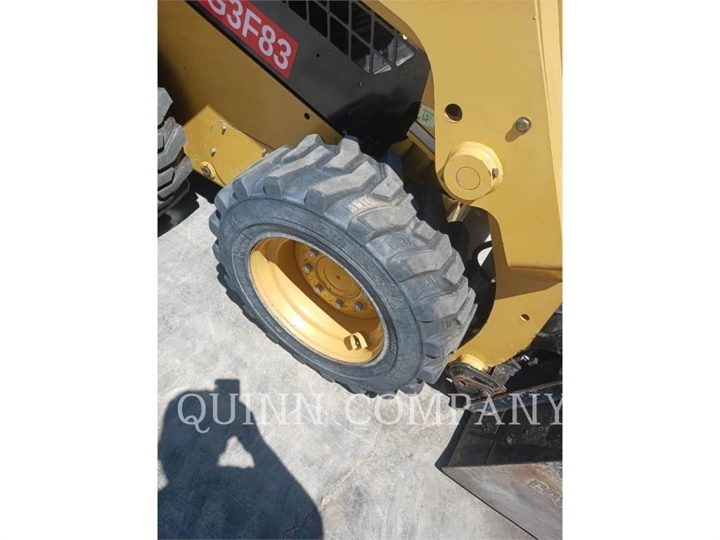 CAT 226D3 لوادر انزلاقية التوجيه