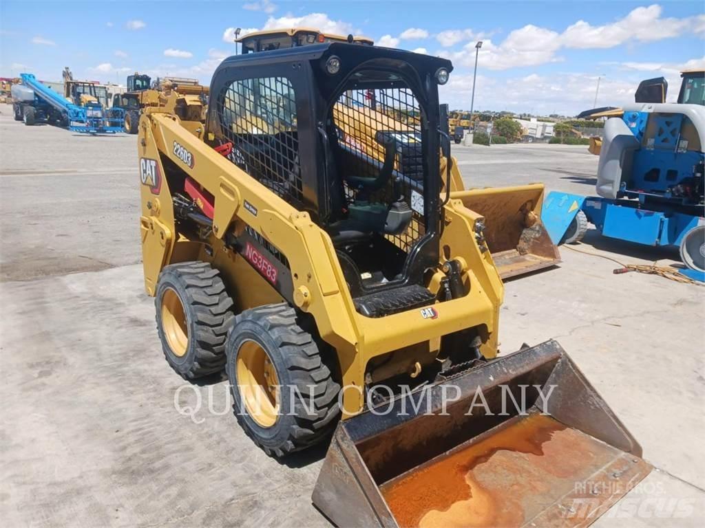 CAT 226D3 لوادر انزلاقية التوجيه