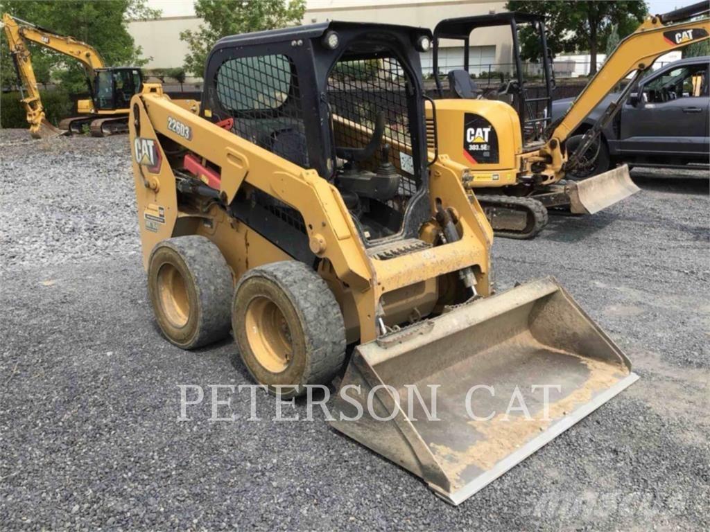 CAT 226D3 لوادر انزلاقية التوجيه