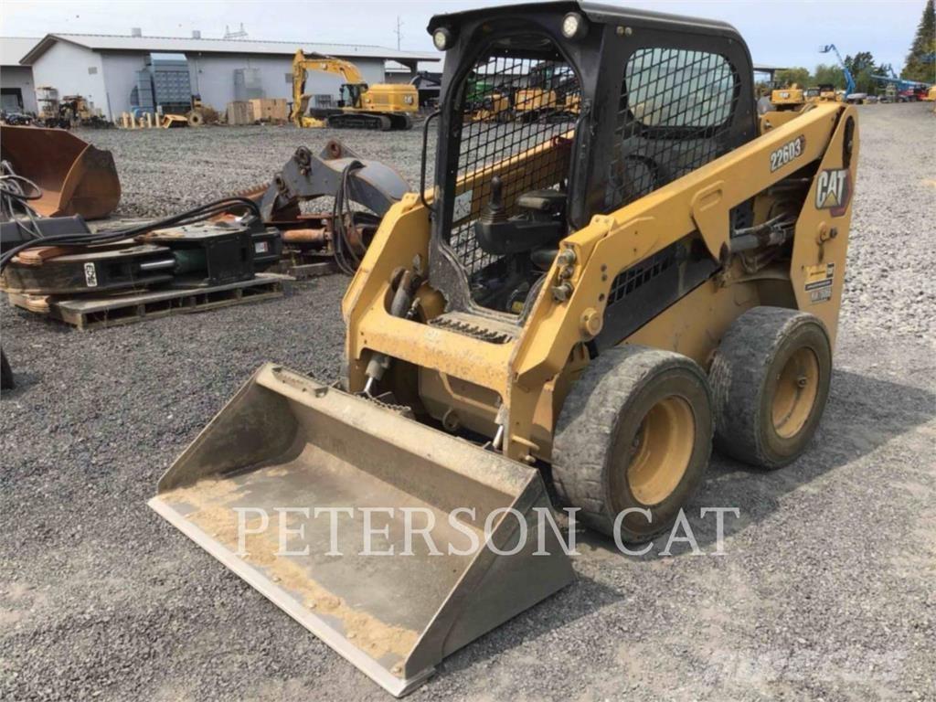 CAT 226D3 لوادر انزلاقية التوجيه