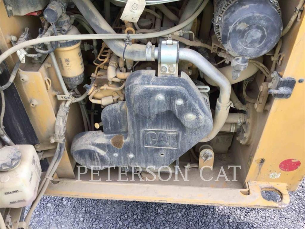 CAT 226D3 لوادر انزلاقية التوجيه