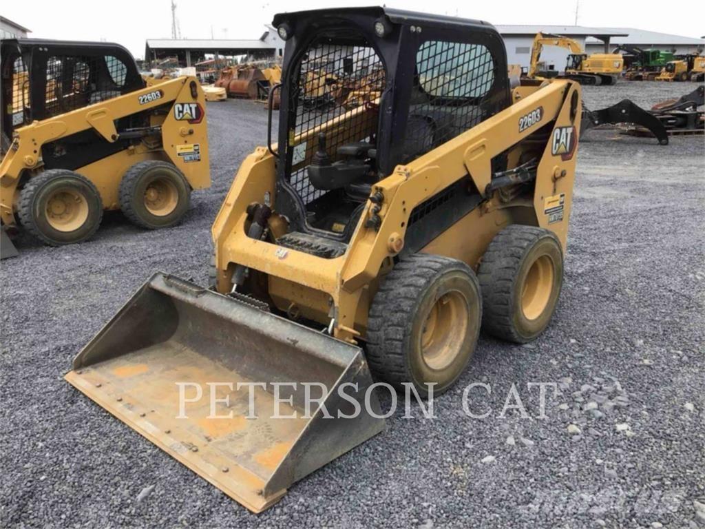 CAT 226D3 لوادر انزلاقية التوجيه