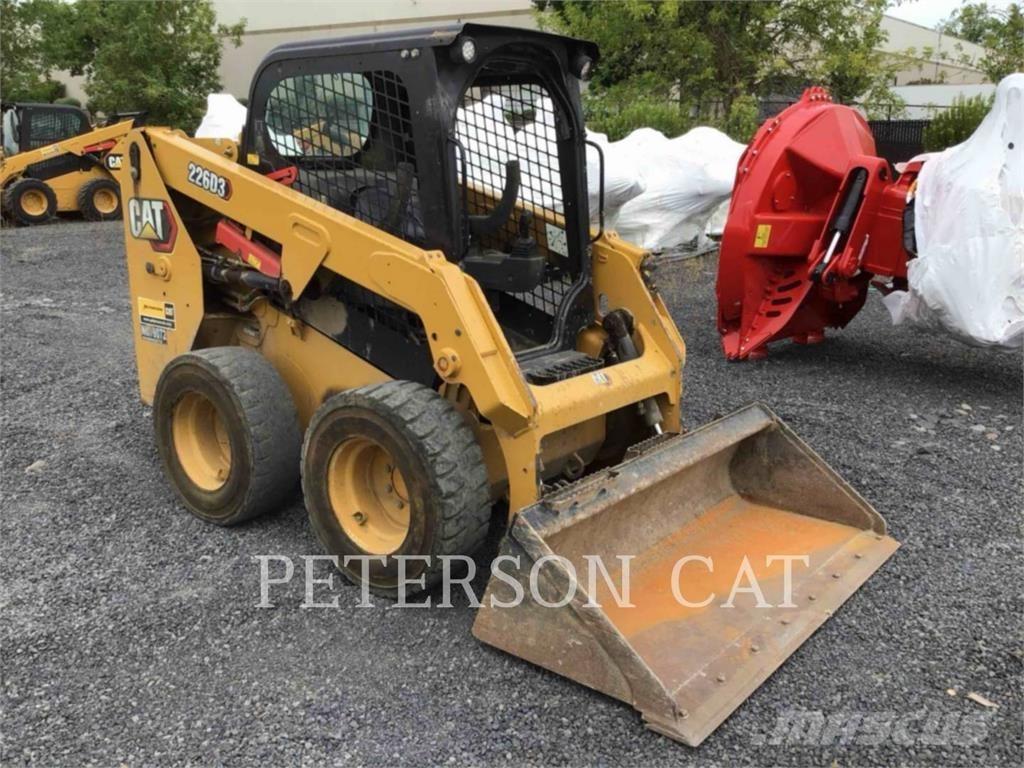 CAT 226D3 لوادر انزلاقية التوجيه