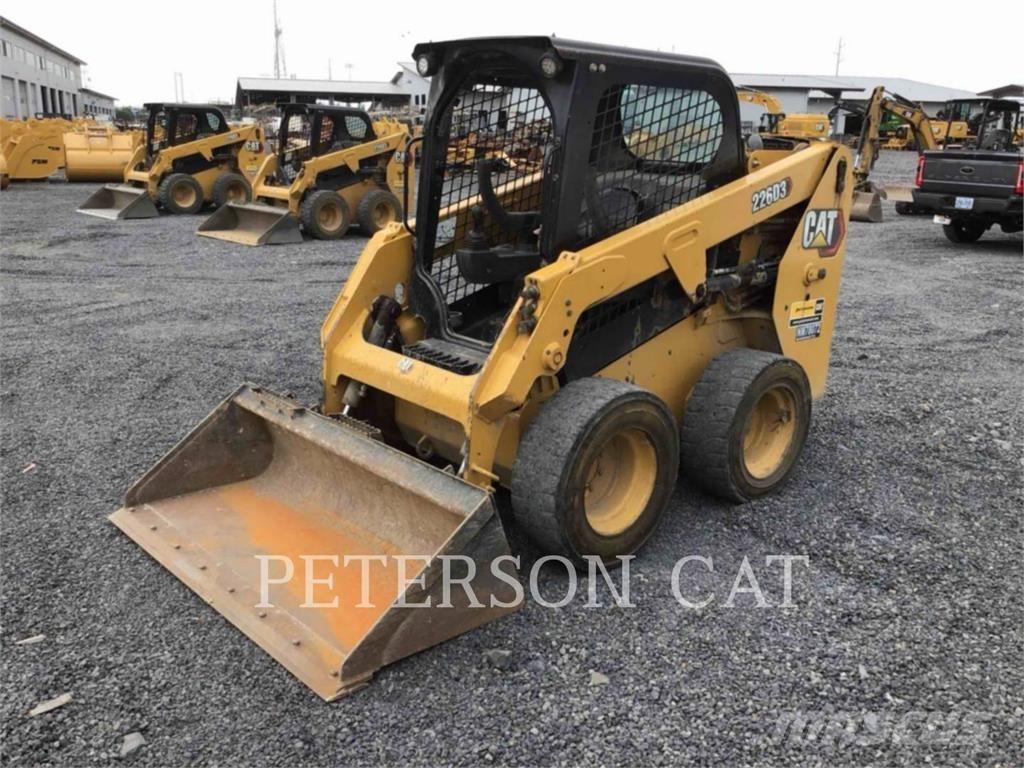 CAT 226D3 لوادر انزلاقية التوجيه