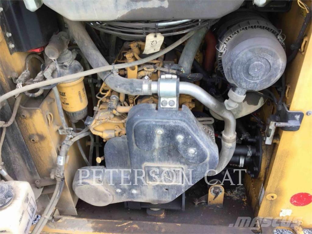 CAT 226D3 لوادر انزلاقية التوجيه