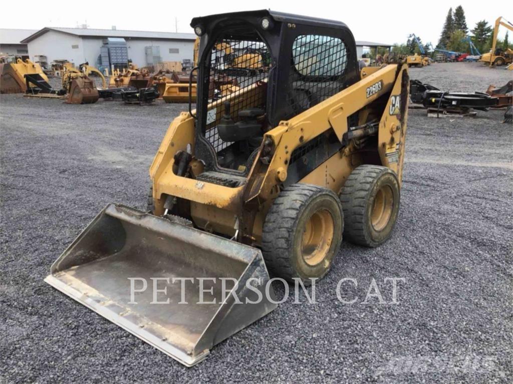 CAT 226D3 لوادر انزلاقية التوجيه