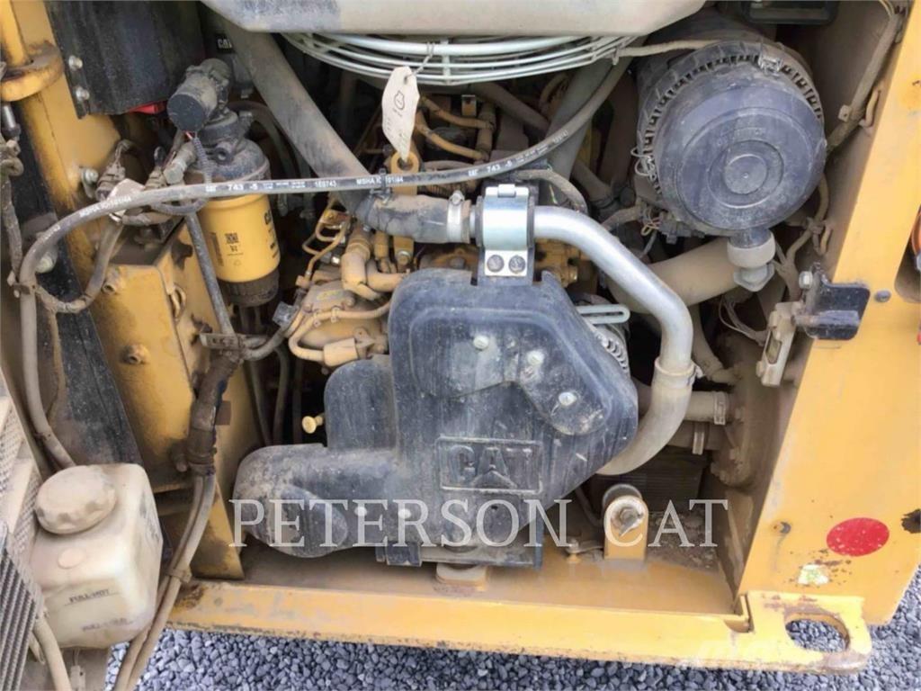 CAT 226D3 لوادر انزلاقية التوجيه