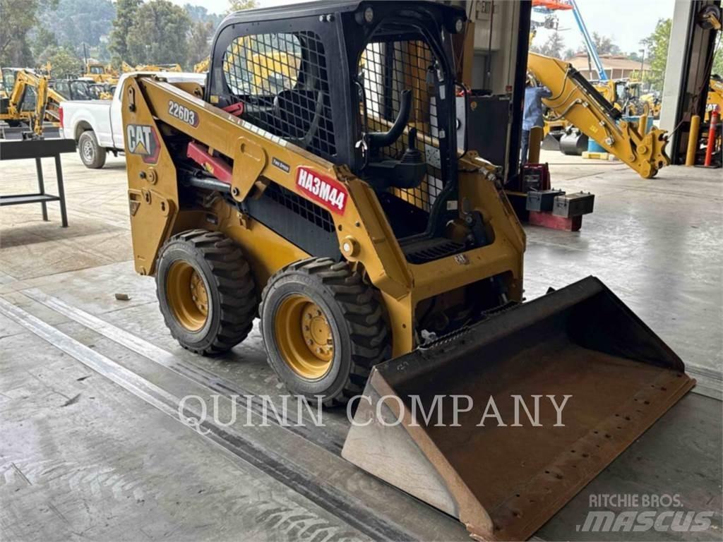 CAT 226D3 لوادر انزلاقية التوجيه