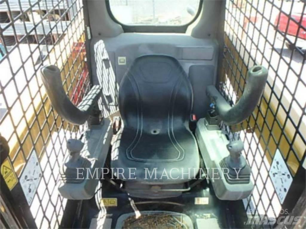 CAT 226D3 لوادر انزلاقية التوجيه