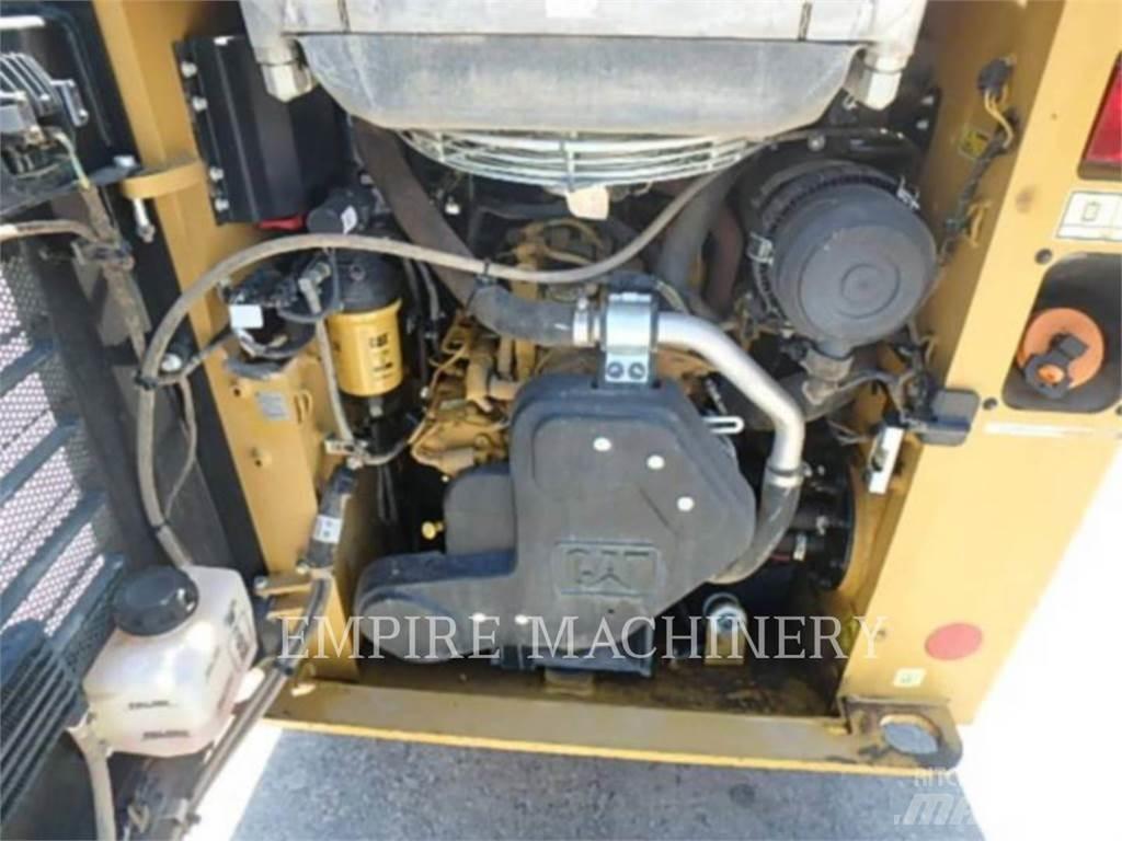 CAT 226D3 لوادر انزلاقية التوجيه