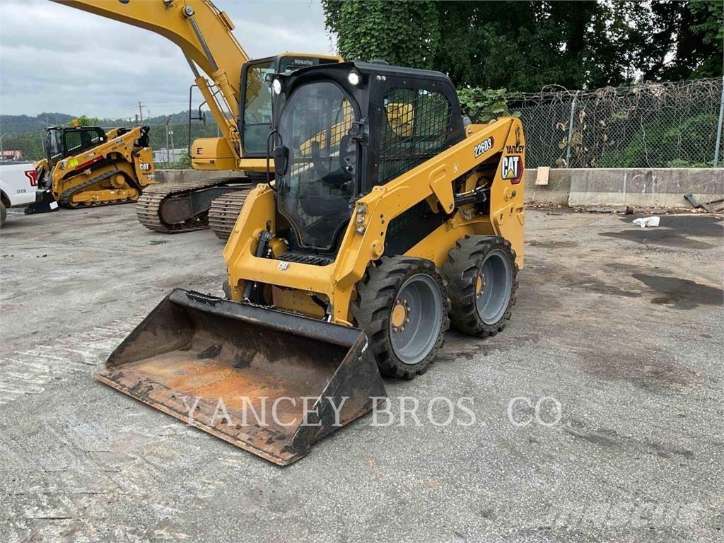 CAT 226D3 لوادر انزلاقية التوجيه