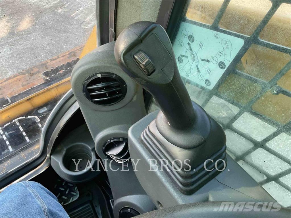 CAT 226D3 لوادر انزلاقية التوجيه