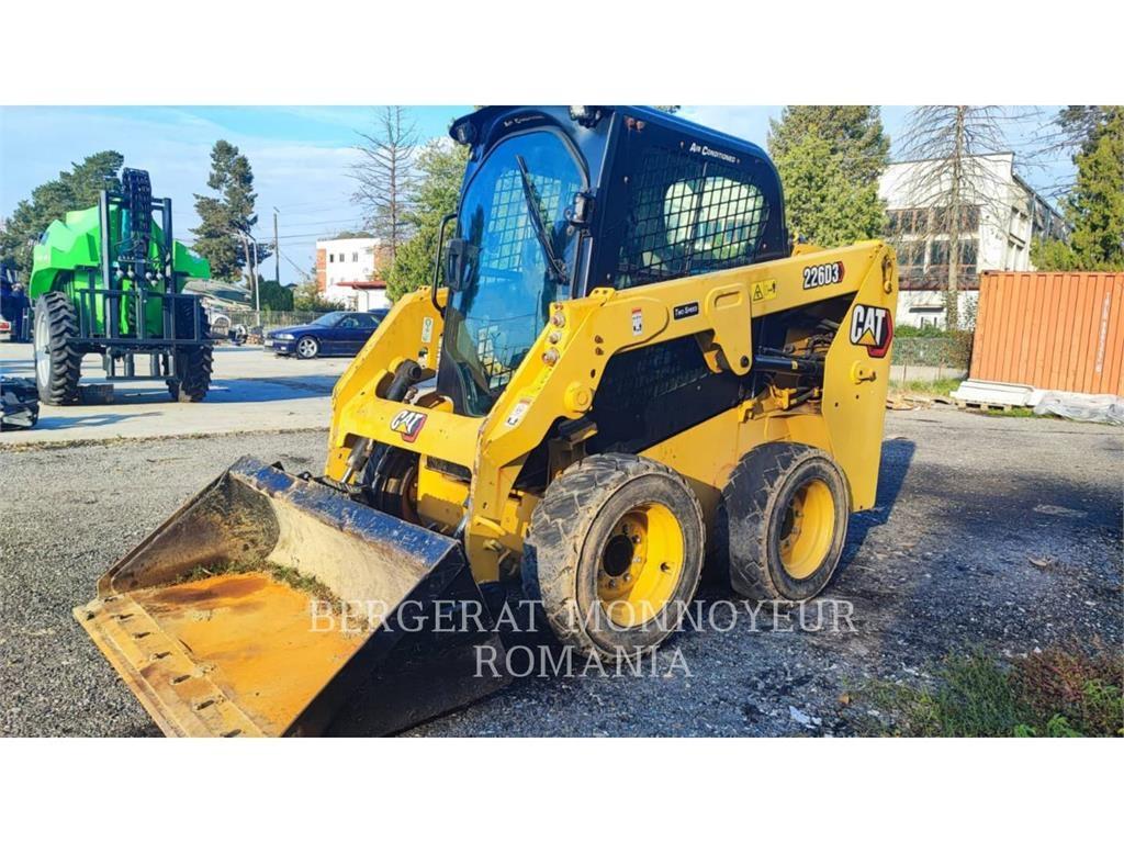 CAT 226D3 لوادر انزلاقية التوجيه