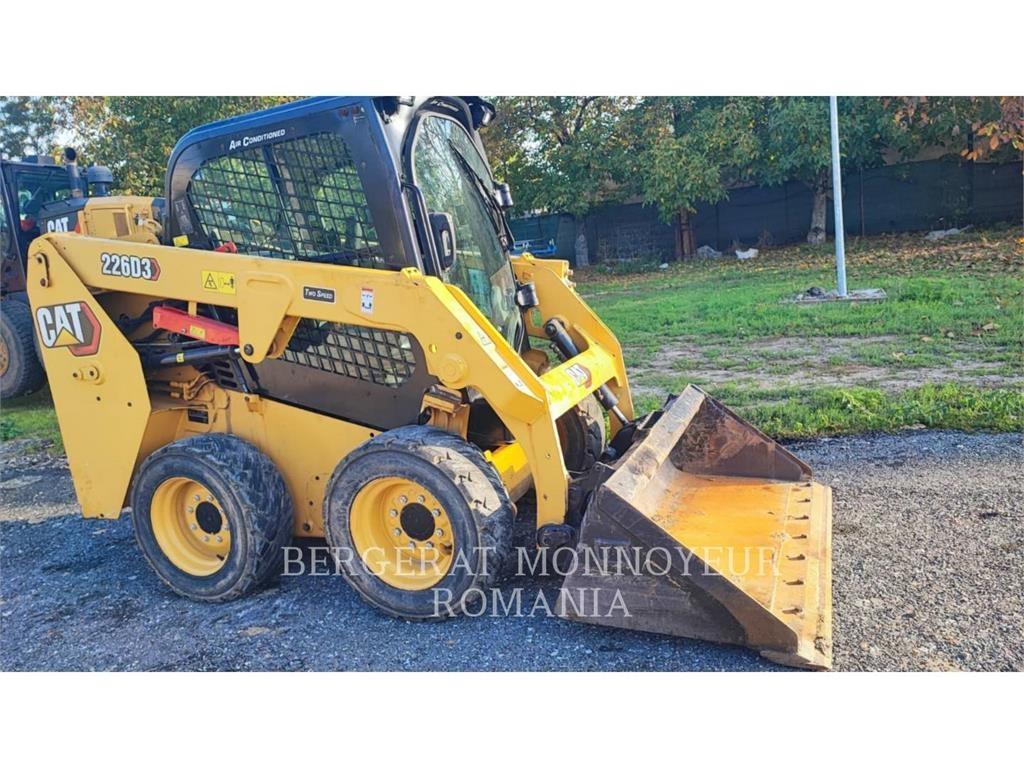 CAT 226D3 لوادر انزلاقية التوجيه