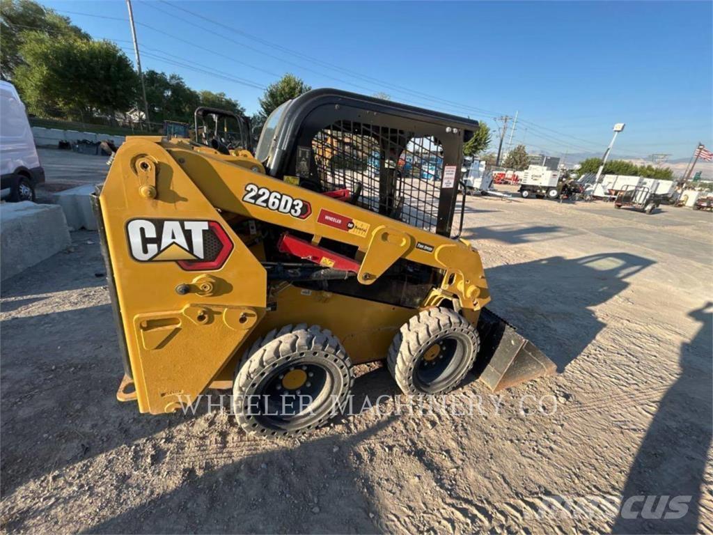 CAT 226D3 C1H2 لوادر انزلاقية التوجيه