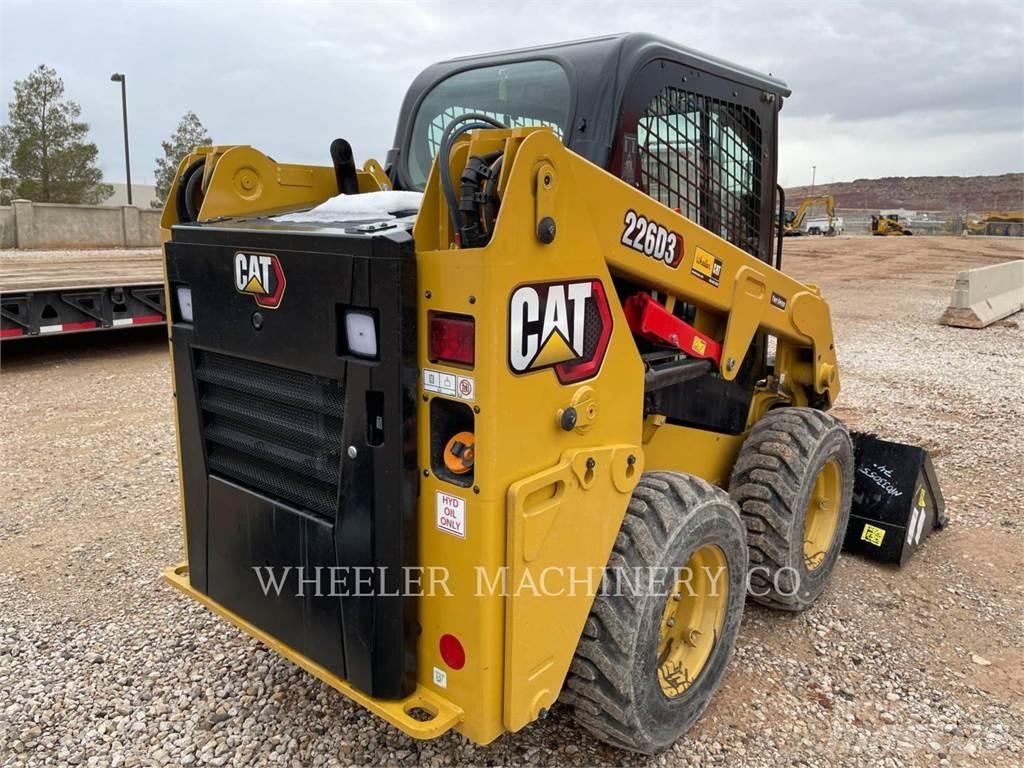 CAT 226D3 C3H2 لوادر انزلاقية التوجيه